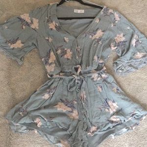 Ruffle short romper with belt